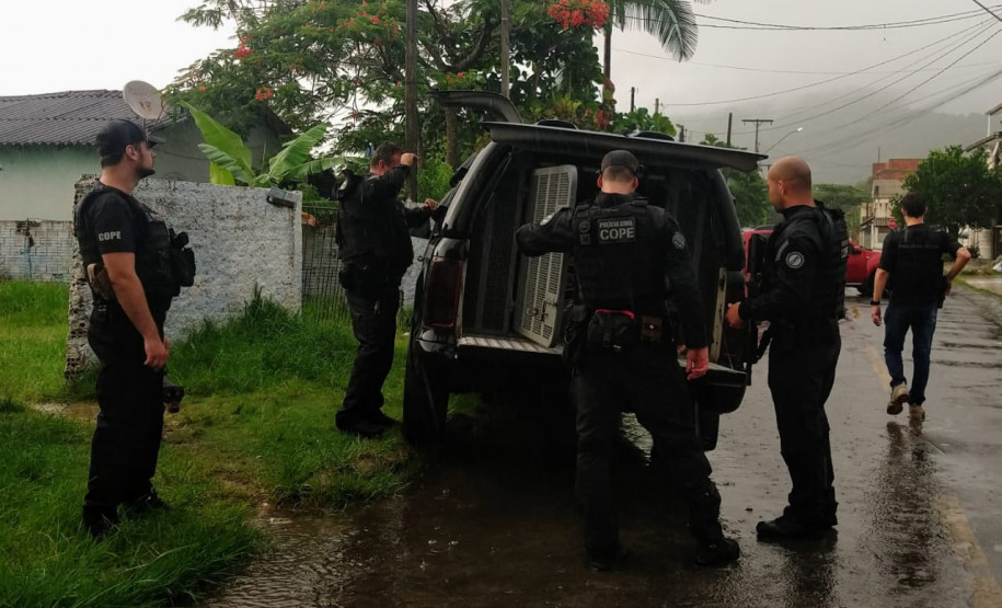 viatura da pcpr e policiais em operação na chuva
