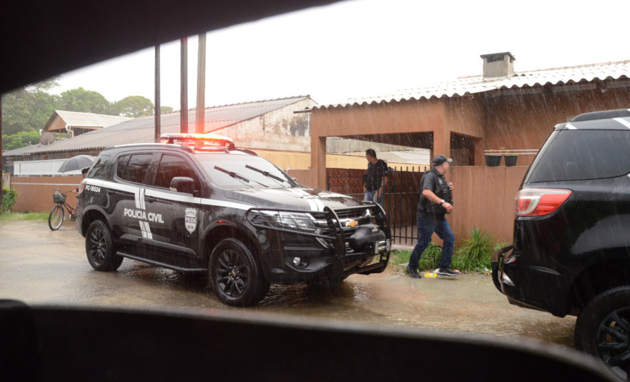 viatura da pcpr e policiais em operação na chuva