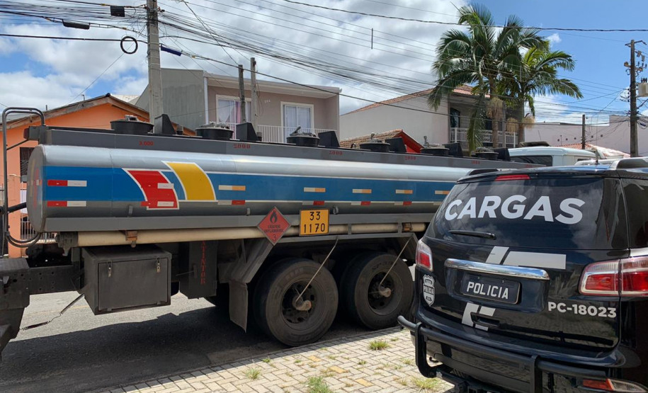 Viatura da Polícia Civil do Paraná com caminhão tanque de combustível atrás