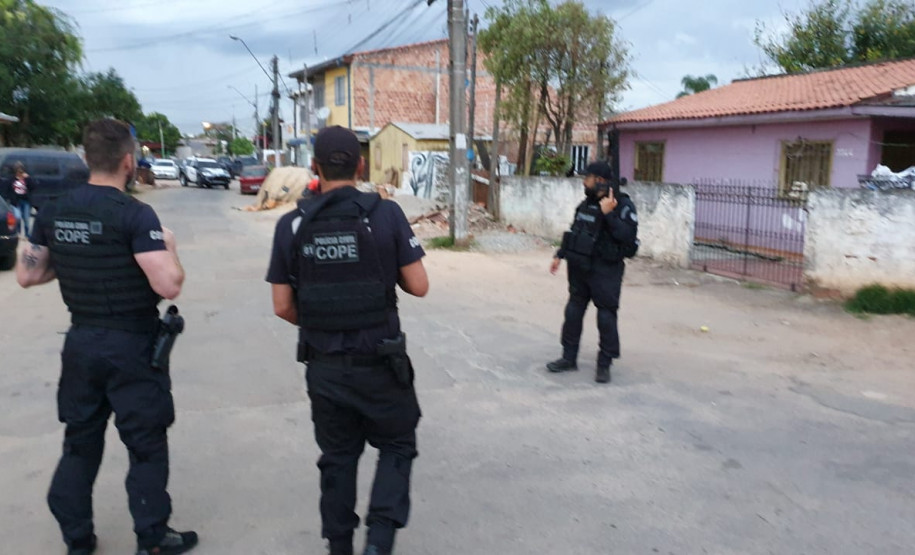 policiais em operação