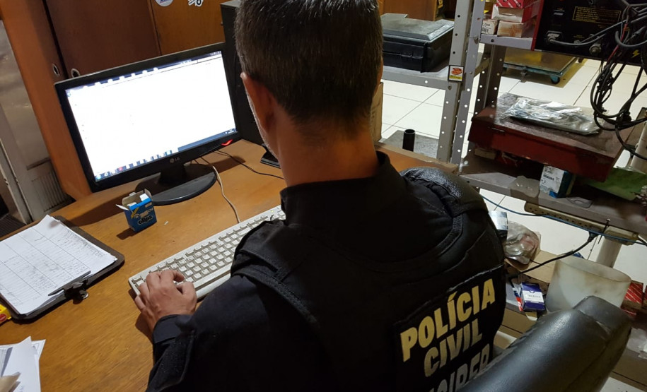 Agente da PCPR verificando material apreendido