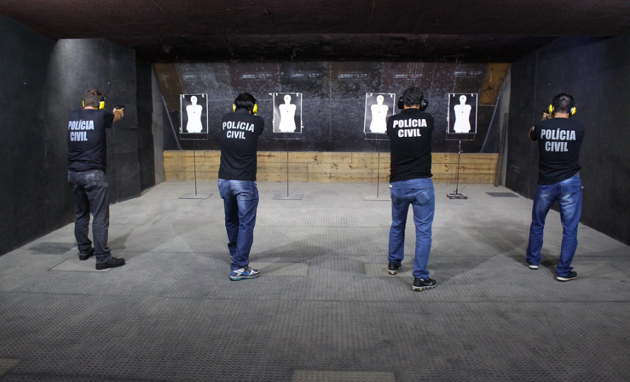 Policiais civis em estande de tiros