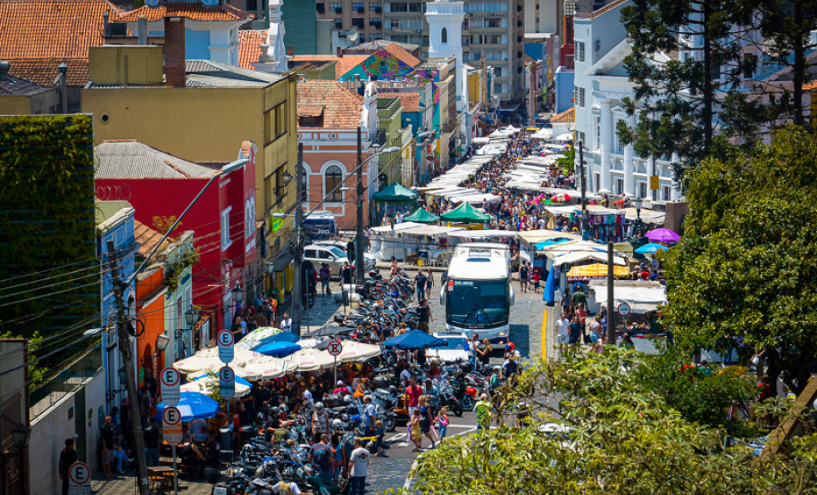 Fotografia em angulo alto mostrando o Largo da Ordem e a movimentação na feira