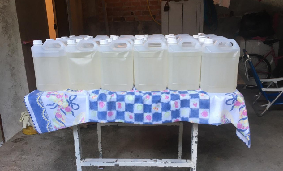 Galões de álcool em gel adulterados em uma mesa