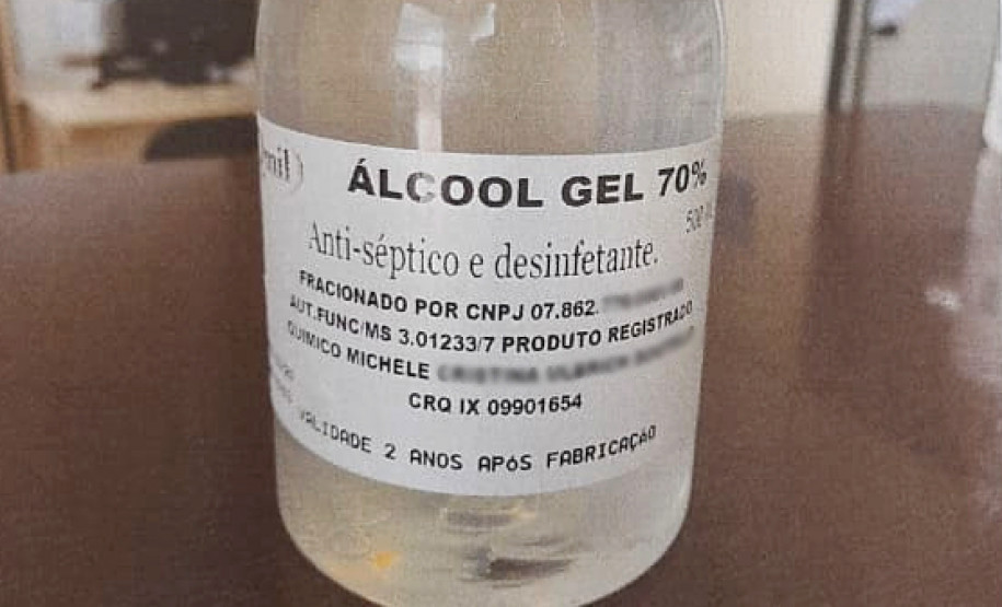 Frasco de álcool em gel sobre uma mesa
