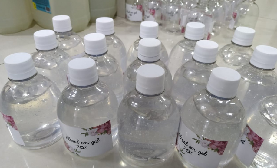 Várias garrafas plásticas no chão, envasadas