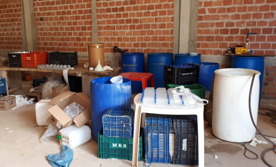 Local de preparação do álcool em gel, com diversos frascos e galões