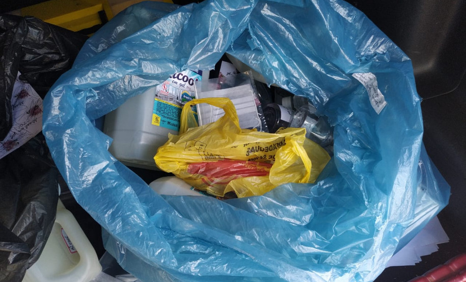 Sacola plástica com embalagens