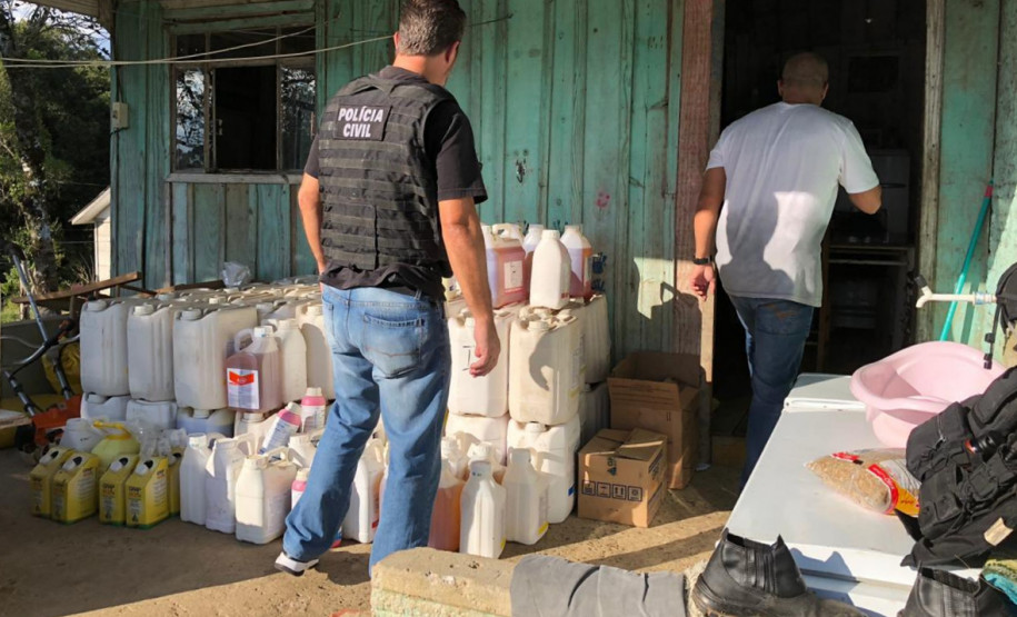 Policial civil adentrando em casa com produtos agrícolas recuperados
