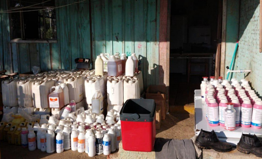 Em frente à casa, produtos recuperados foram agrupados