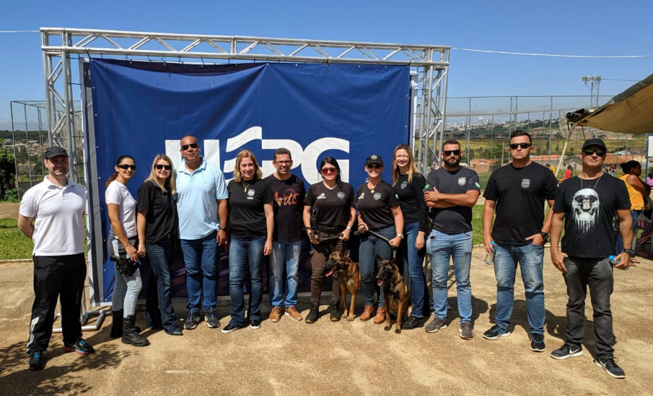 Policiais civis e demais participantes do evento posando para foto