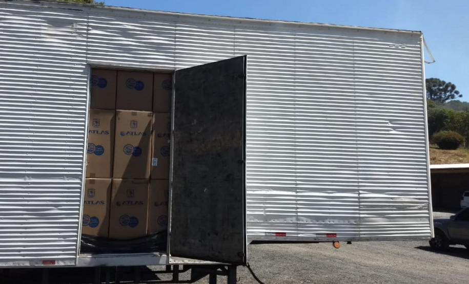 Baú do caminhão aberto, mostrando a carga