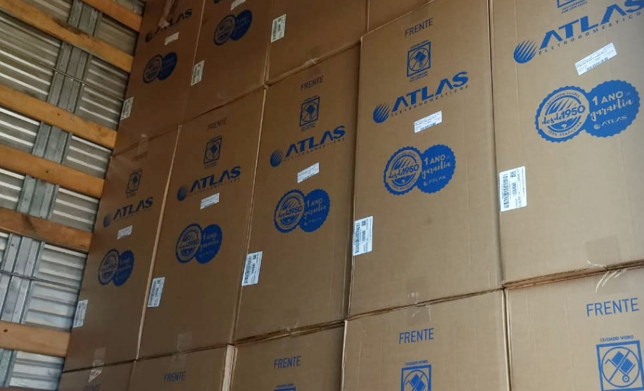 Interior do baú do caminhão com a mercadoria em caixas empilhadas