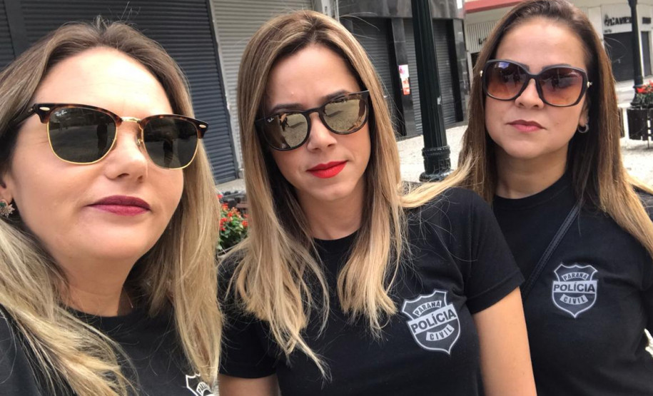Três mulheres policiais civis posando para foto