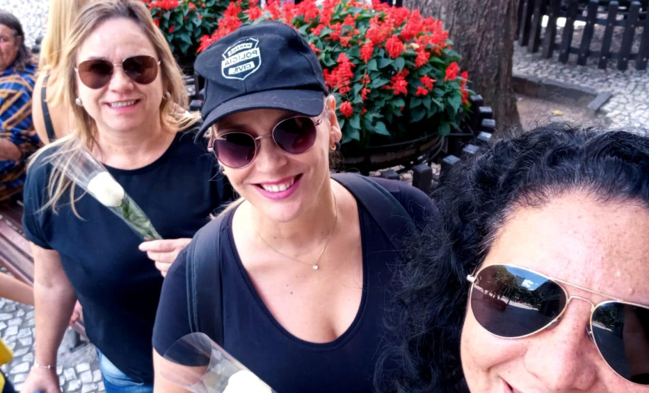 Três mulheres posando para foto