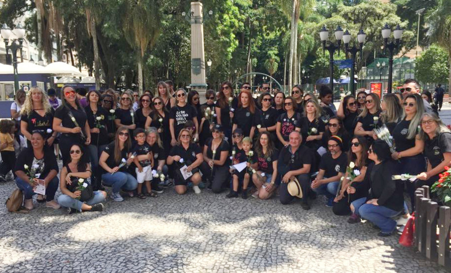 Grupo de mulheres posando para foto