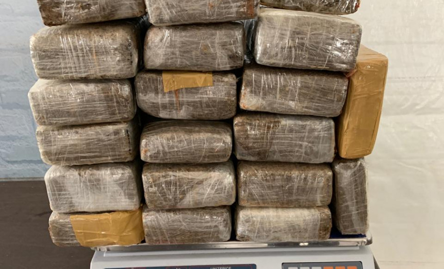 Dezenas de tabletes de droga sobre uma balança