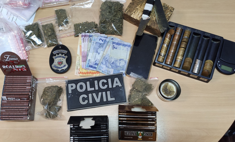 Material apreendido sobre uma mesa