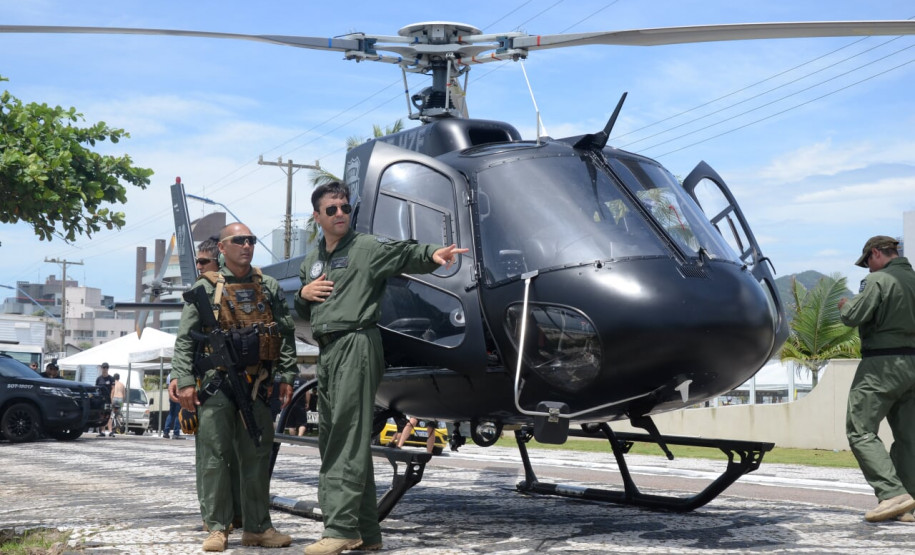 Policiais civis do GOA ao lado do helicóptero
