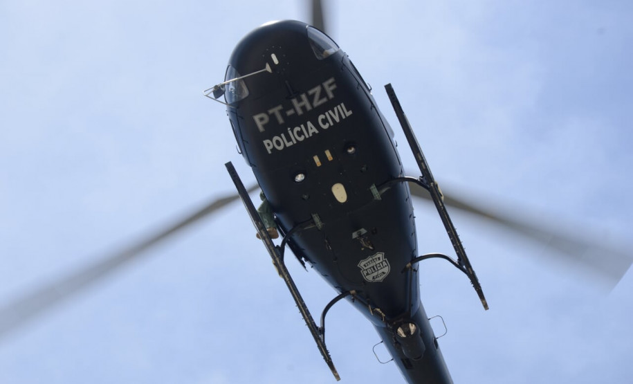 Helicóptero da polícia civil em voo