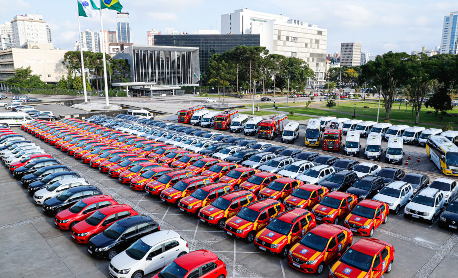 Veículos entregues pelo Governo, no estacionamento do Palácio Iguaçu.