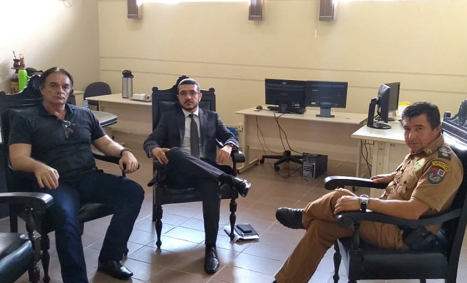 Participantes da reunião sentados, posando para foto.