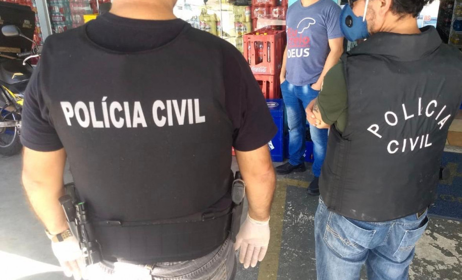 Policiais civis reallizando a ação