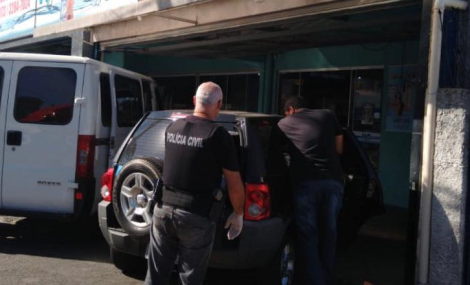 Policiais civis realizando a ação