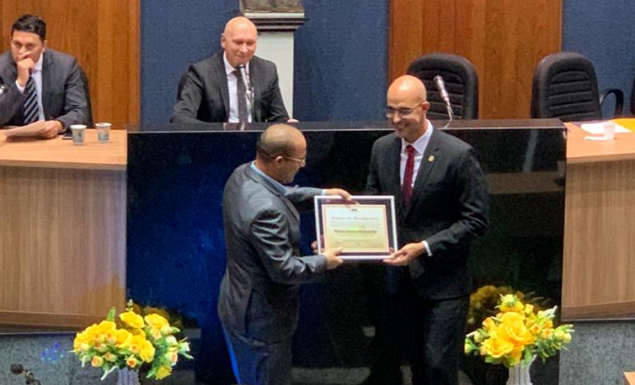 Delegado recebendo o diploma