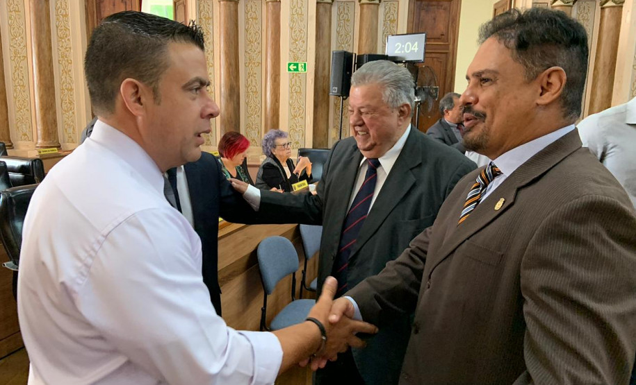 Homenageado sendo cumprimentado por participante