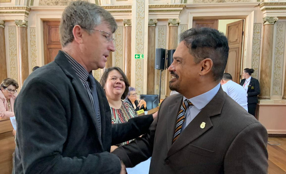 Homenageado sendo cumprimentado por participante