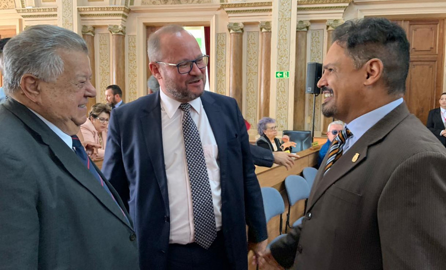 Homenageado conversando com participantes