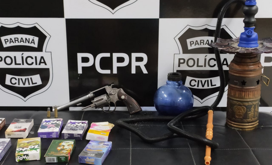 Sobre uma mesa, produtos apreendidos em posse do suspeito