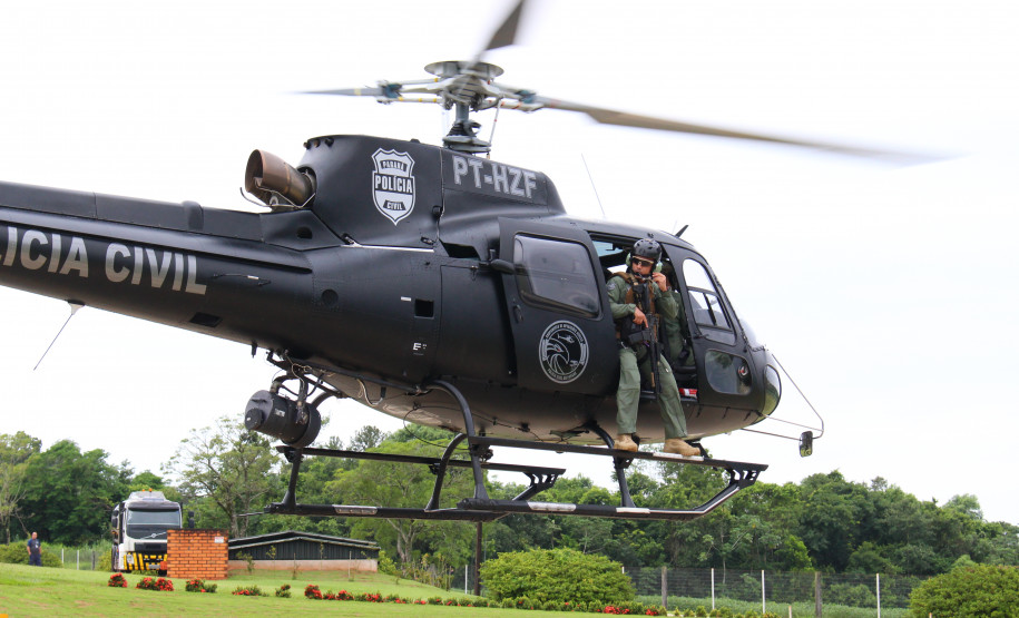 Helicóptero da polícia civil levantando voo