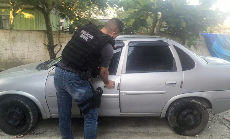 Policial civil averiguando automóvel