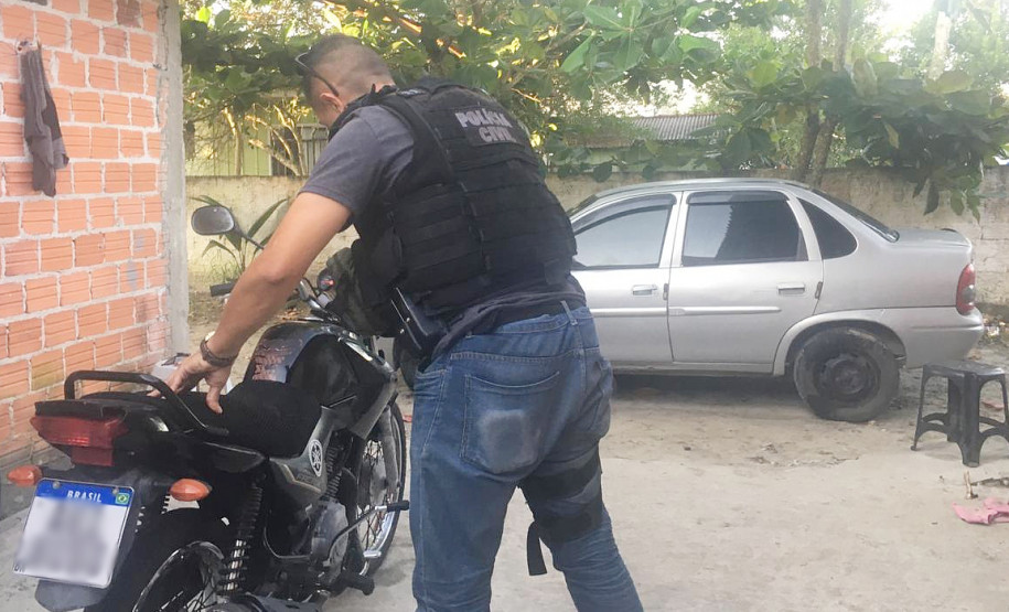 Policial civil averiguando motocicleta