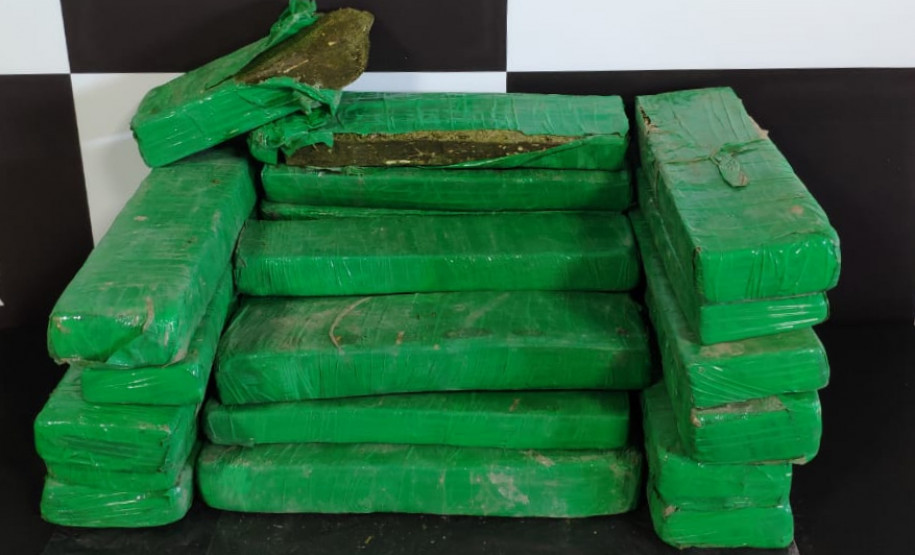 Tabletes de droga sobre uma mesa