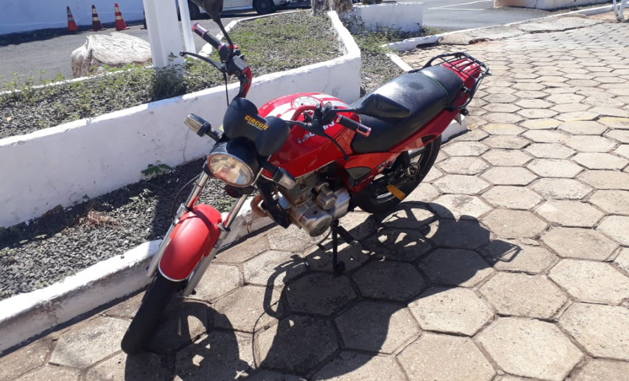 Motocicleta adulterada estacionada