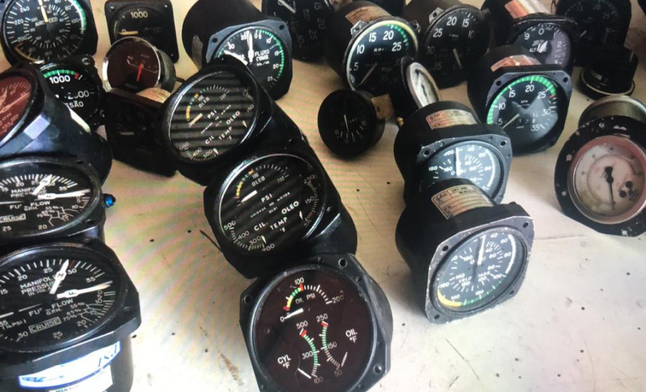 Diversas peças de aviões agrupadas e apreendidas