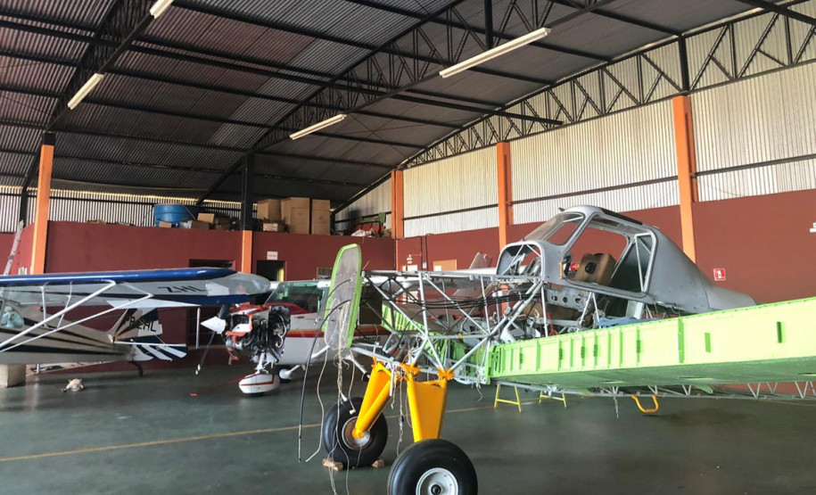 Peças de avião apreendidas, no interior de um hangar