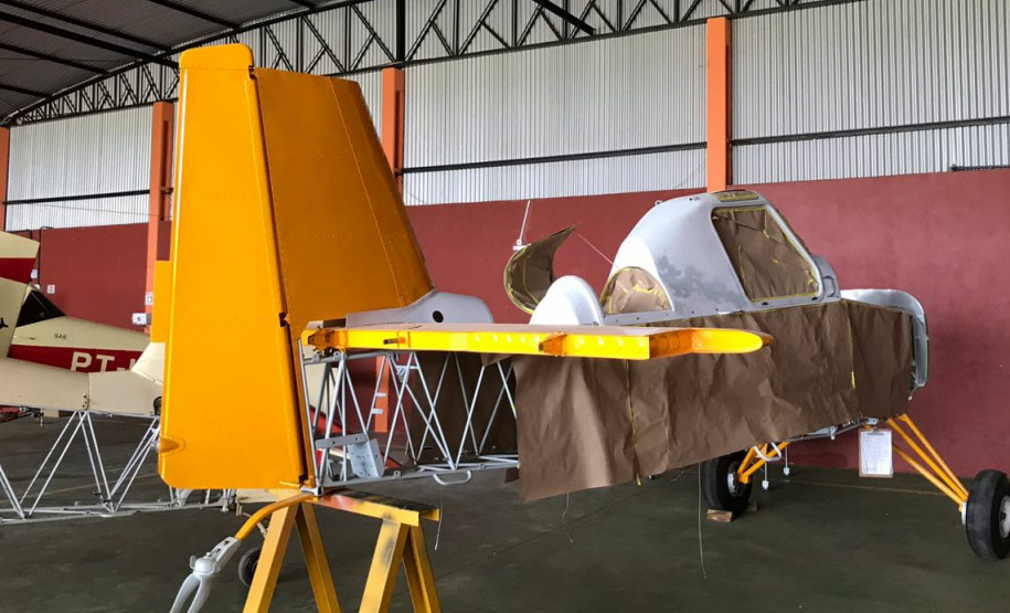 Peças de avião apreendidas, no interior de um hangar