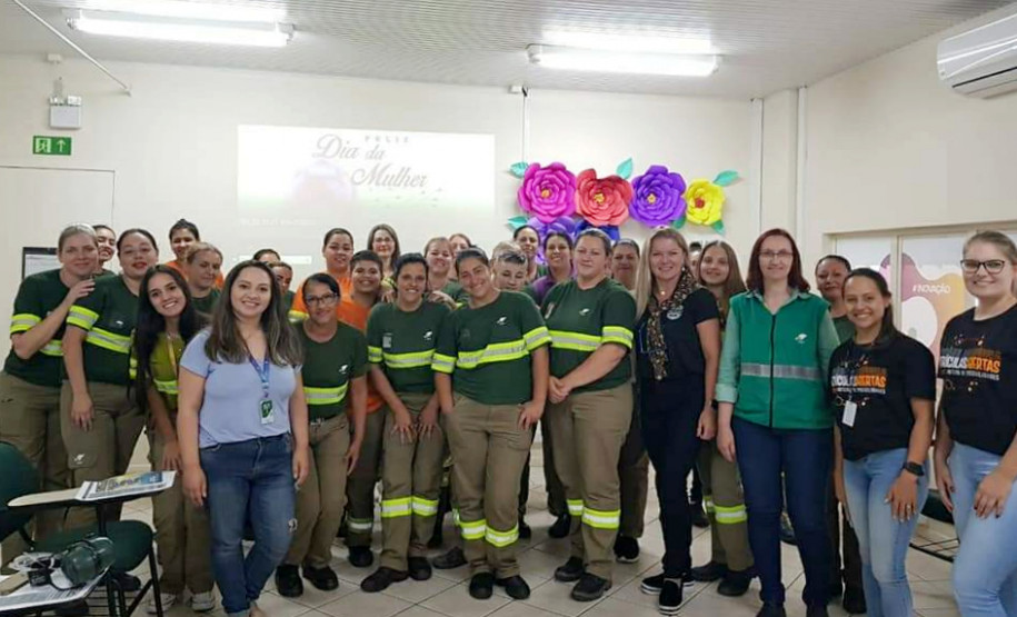 Grupo de mulheres juntas, posando para foto