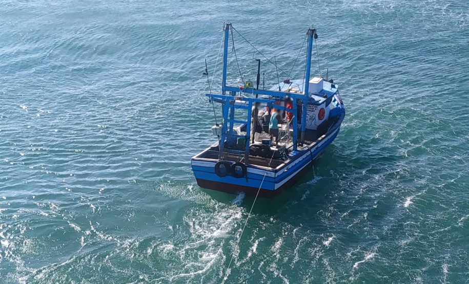 Barco com pescadores