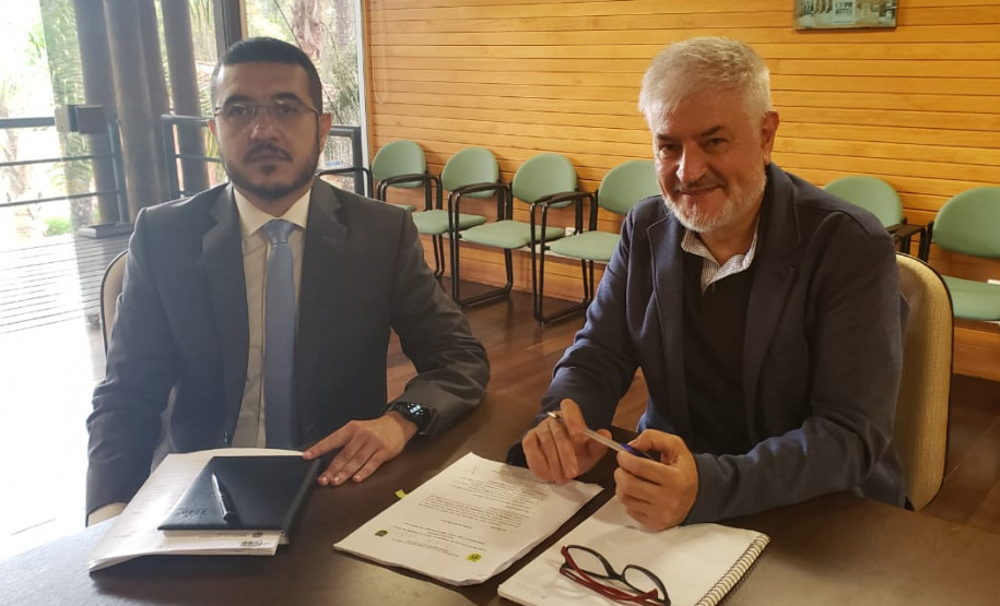 Fábio Amaro, presidente da Comissão de Concurso e coordenador do Núcleo de Concursos da UFPR, professor Altair Pivovar, sentados, posando para foto