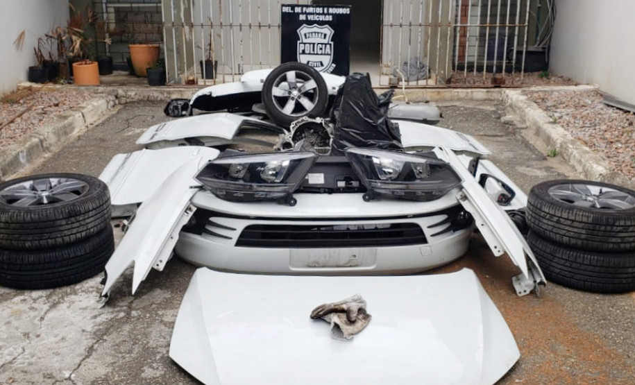 Peças do veículo agrupadas no chão