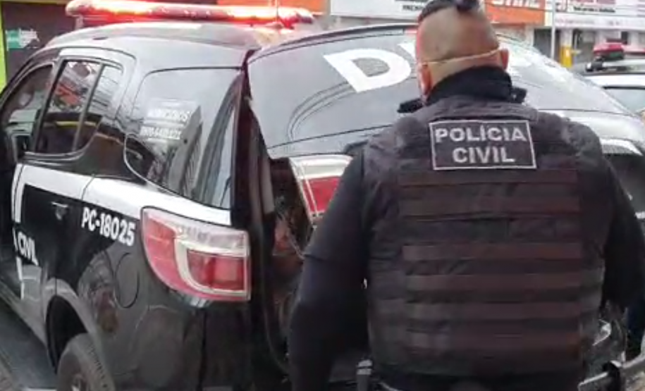 Policial civil abrindo camburão