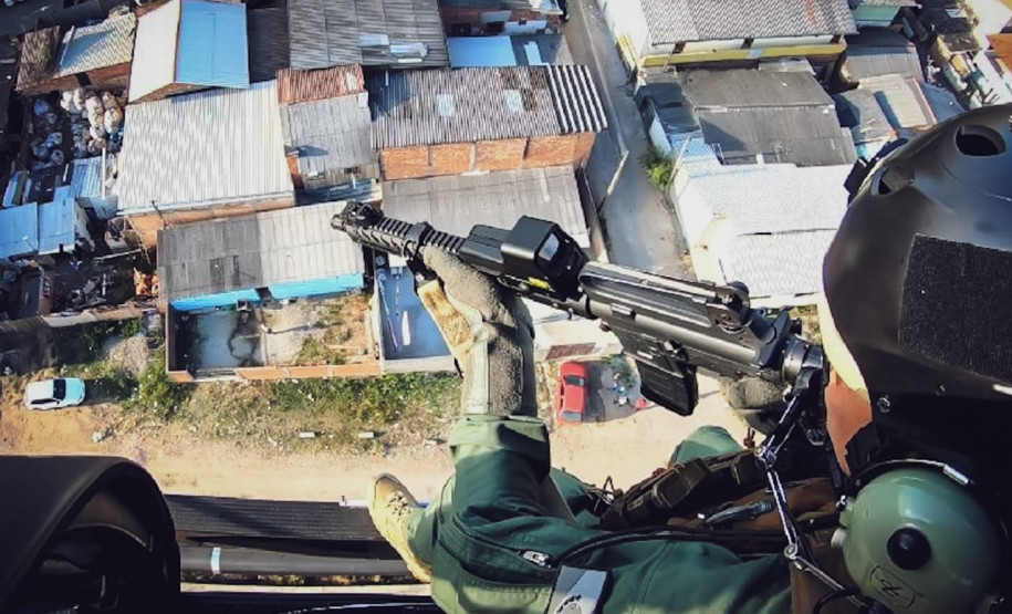 Policiais civis no helicópetro em operação no Parolin