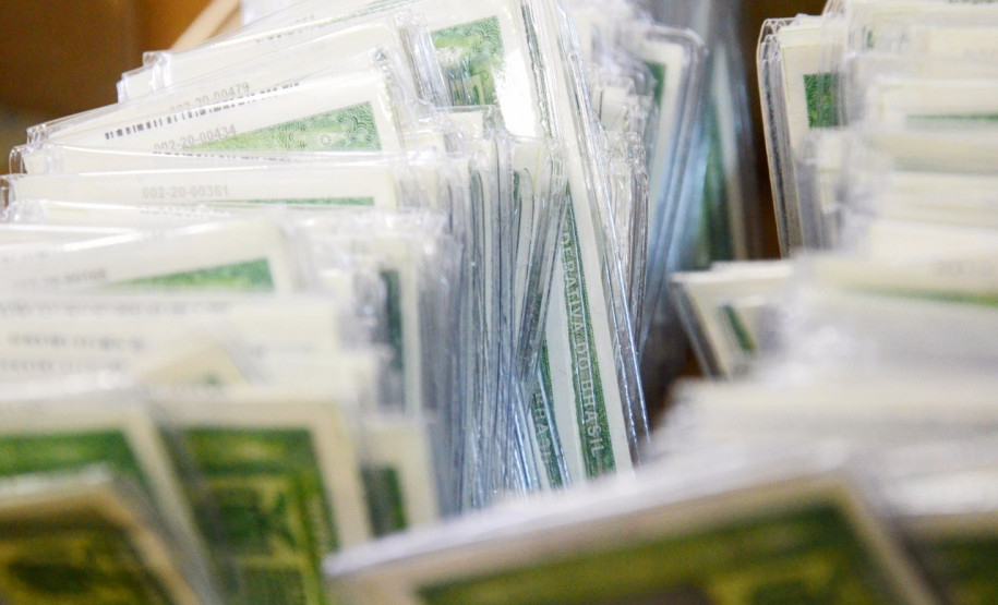 Centenas de documentos em caixas