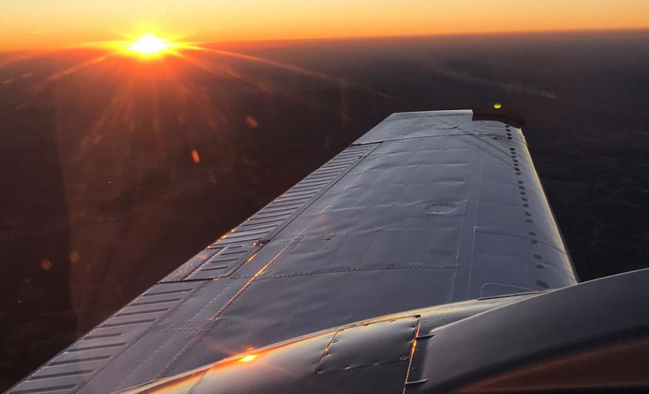 Aeronave em operação ao pôr-do-sol