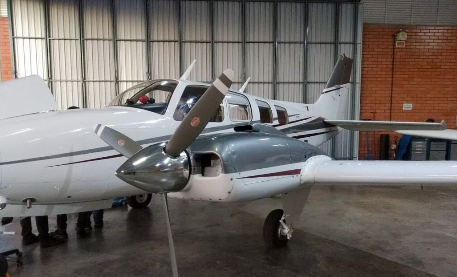 Aeronave no interior de um hangar